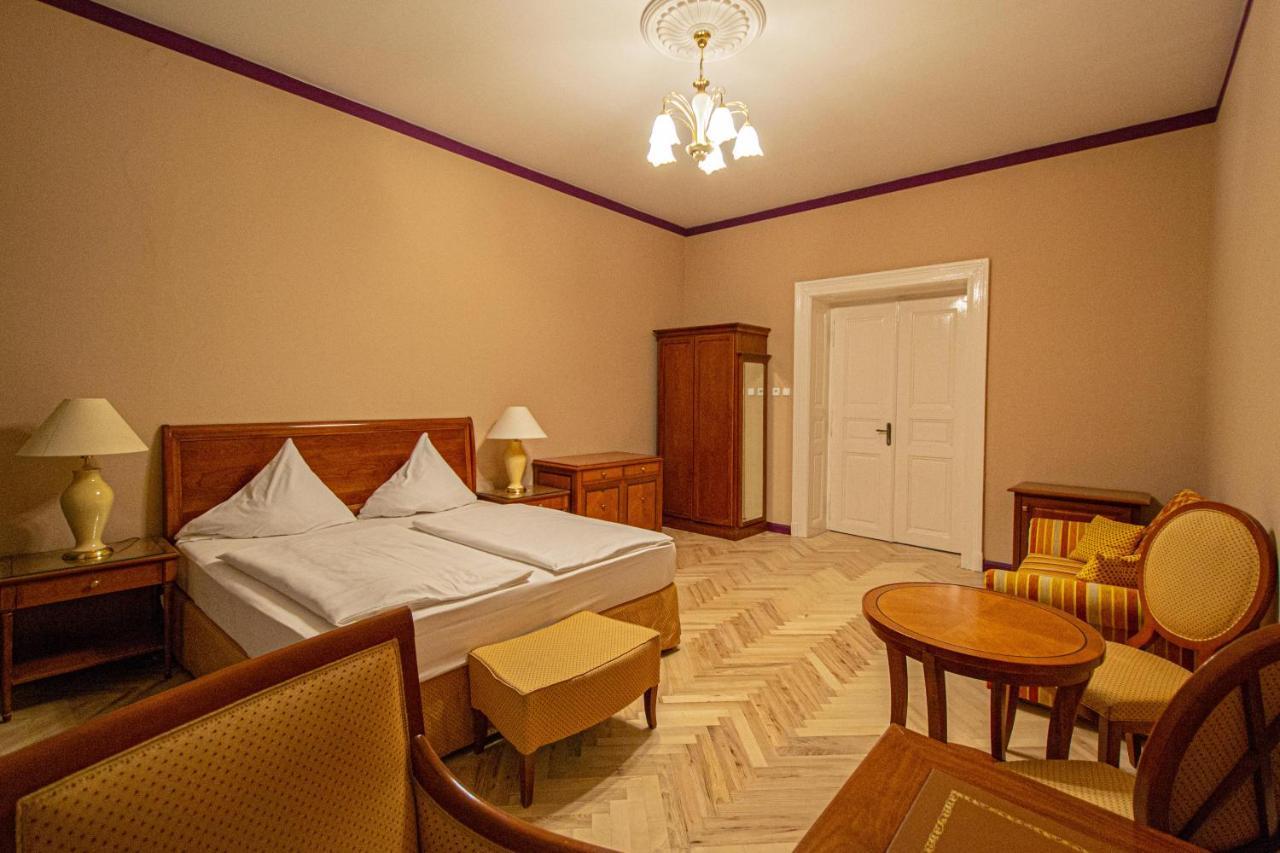 4 Bedrooms 130M2 Apartment At The Main City Square Прага Екстериор снимка