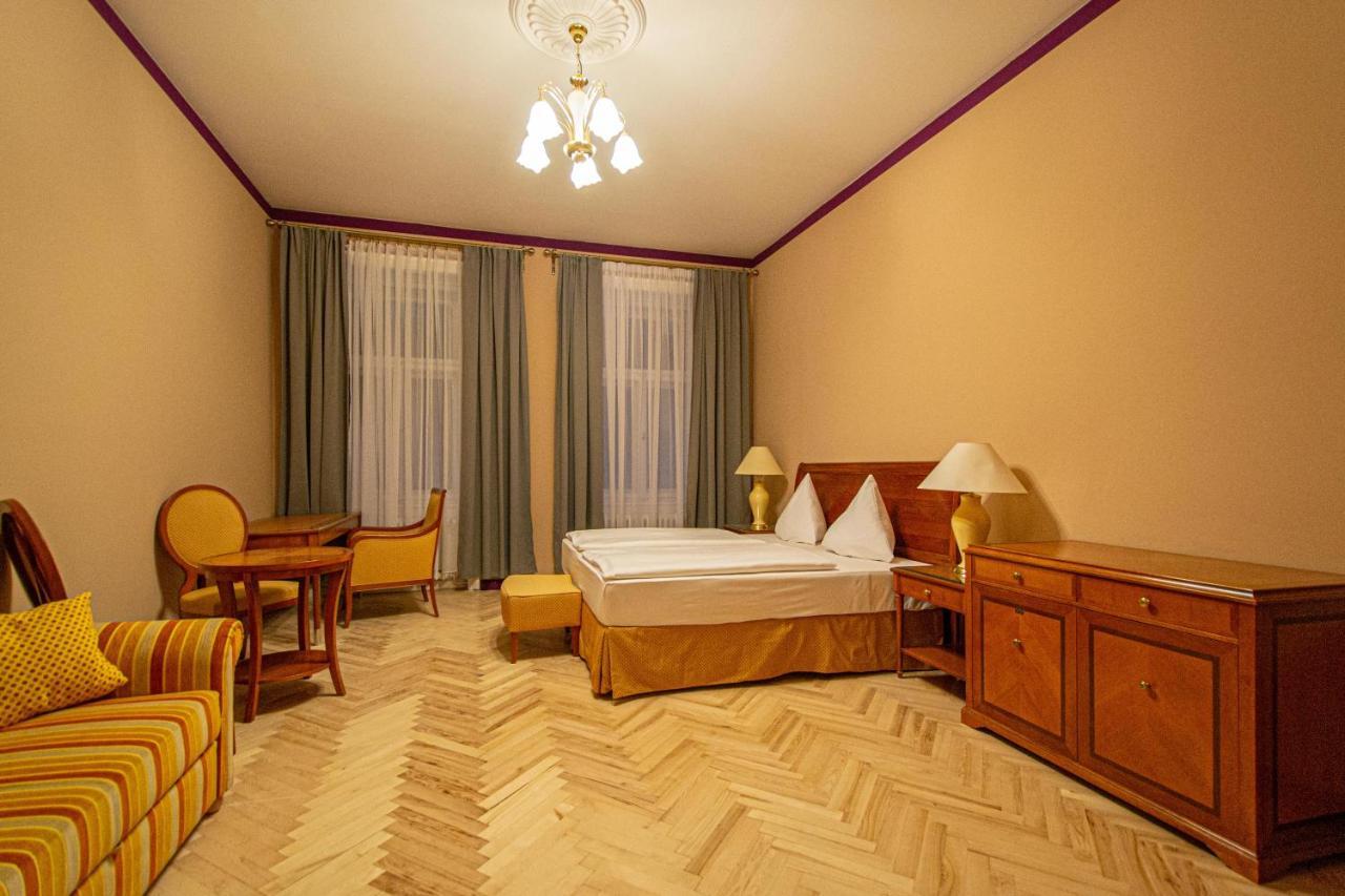 4 Bedrooms 130M2 Apartment At The Main City Square Прага Екстериор снимка