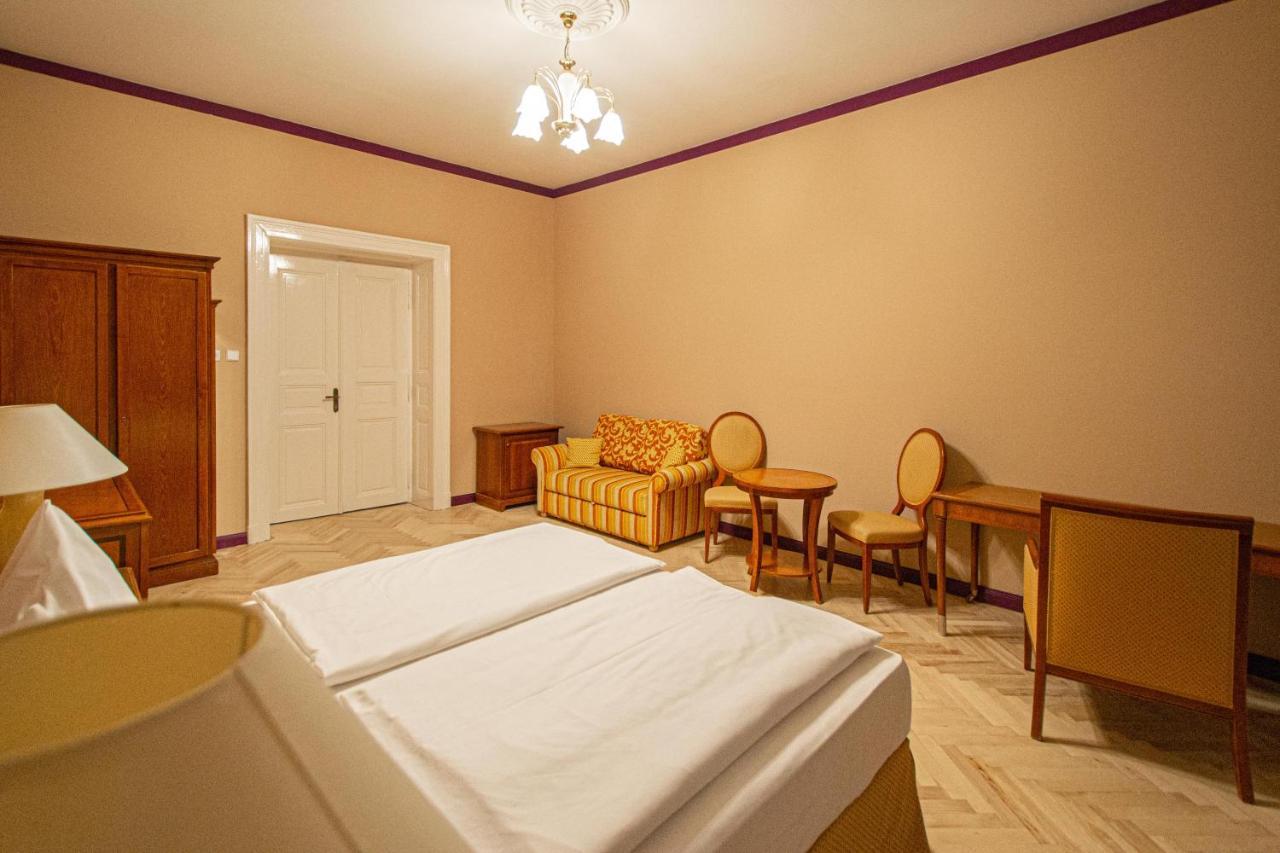 4 Bedrooms 130M2 Apartment At The Main City Square Прага Екстериор снимка