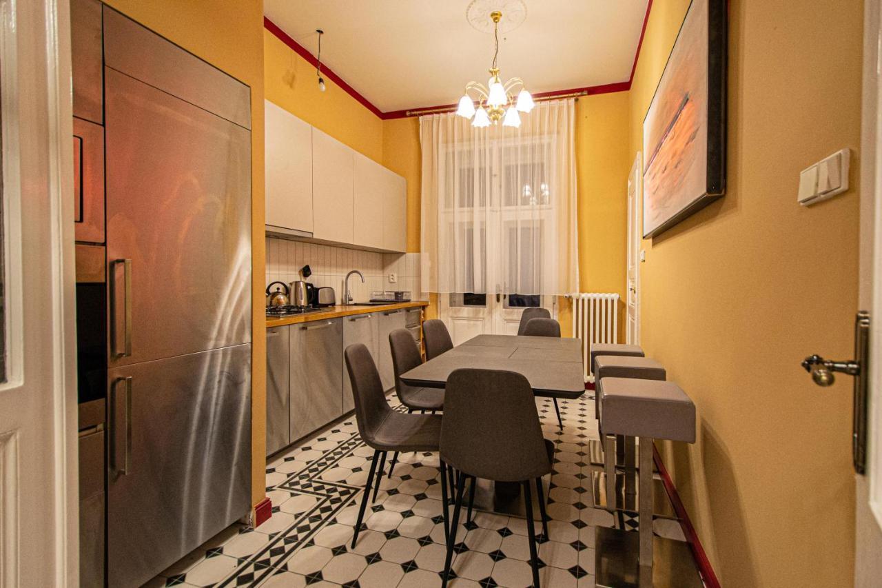 4 Bedrooms 130M2 Apartment At The Main City Square Прага Екстериор снимка