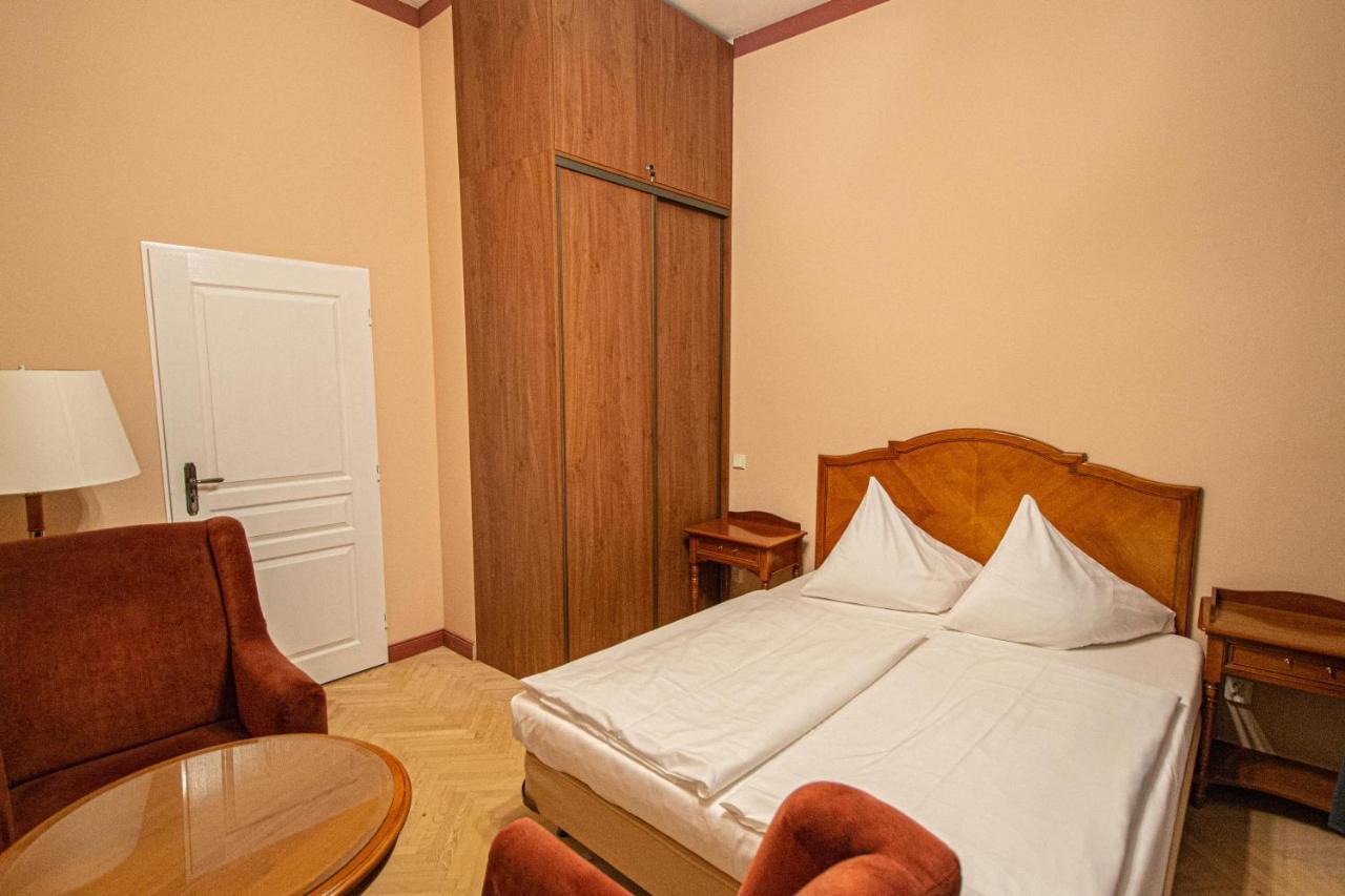 4 Bedrooms 130M2 Apartment At The Main City Square Прага Екстериор снимка