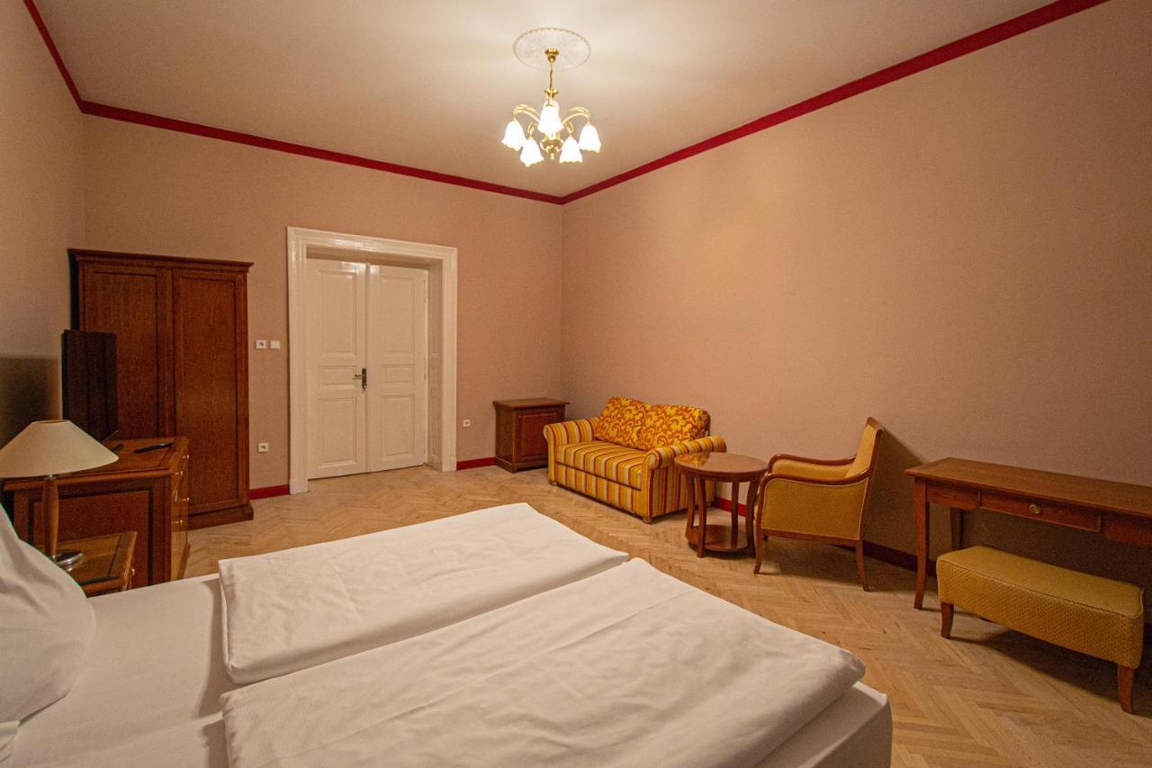 4 Bedrooms 130M2 Apartment At The Main City Square Прага Екстериор снимка